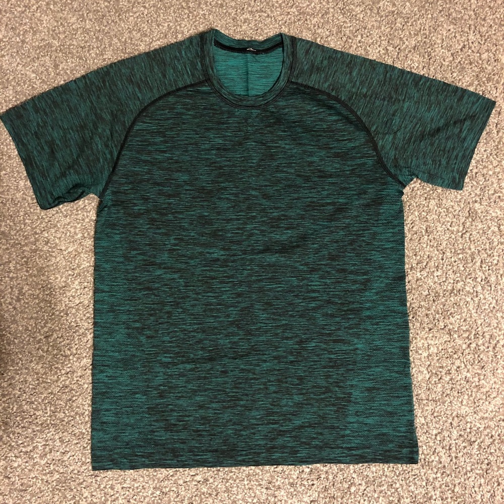 Green and black men’s metal vent tech tee